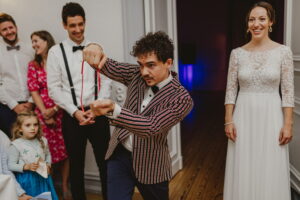 Toni Bauhofer zaubert auf einer Hochzeit. Foto: Mira Mikosch (www.miramikosch.com)